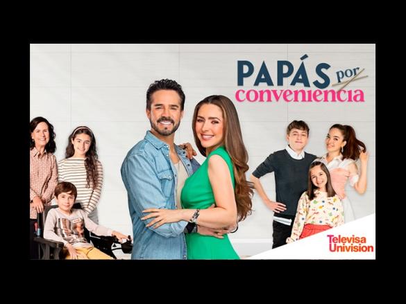 The cast of Papas por Conveniencia poses for photos. 